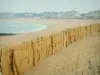 Küstengebiet der Loire-Atlantique - Sand, Palisade, Strand, Meer (Atlantischer Ozean) und Häuser