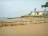 Küstengebiet der Loire-Atlantique - Sandstrand, Häuser und Kiefer (Bäume)