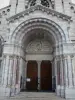 Lacuna - Catedral de Notre-Dame-et-Saint-Arnoux em estilo neogótico: portão