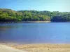 Lago di Crescent - Parco Naturale Regionale del Morvan: lago artificiale fiancheggiato da alberi