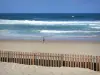 Landschaften der Landes - Côte d'Argent (Landes Küste): Sandstrand des Badeortes Biscarrosse-Plage und Wellen des atlantischen Ozeans