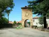 Landschaften der Landes - Dorf Saint-Loubouer mit dem Turm Maubourguet und das ehemalige Herrschaftshaus des Barons von Noguès welches heute das Bürgermeisteramt von Saint-Loubouer birgt