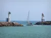 Landschaften des Languedoc - Badeort des Küstengebiets des Languedoc: Eingang des Hafens von
Carnon-Plage, fahrendes Segelschiff, Wellenbrecher (Felsen), Signallicht
und Mittelmeer