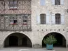 Lauzerte - Medieval Bastide fortified town in Quercy Blanc: houses with arcades of the Place des Cornières square