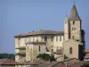 Lavardens - Torenspits van de kerk van St. Michael's, Kasteel Lavardens en daken van huizen in het dorp (Castelnau)