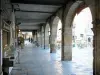 Limoux - Unter den Arkaden des Platzes République