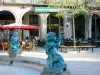 Limoux - Platz République: Statuen des Brunnens, Arkaden und Strassencafés