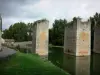 Lussac-les-Châteaux - Le batterie del ponte levatoio del castello (resti), stagno e alberi