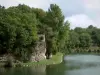 Lussac-les-Châteaux - Pond banca e l'albero