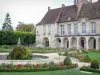 Meaux - El ex palacio episcopal de vivienda del museo Bossuet Bossuet y jardín (jardín a la francesa del antiguo obispado) con el rock recipiente con agua, flores y árboles de lima (los árboles)