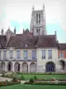 Meaux - Turm der Kathedrale Saint-Etienne, ehemaliger Bischofspalast bergend das Museum Bossuet und Garten Bossuet (französischer Garten des ehemaligen Bistums) geschmückt mit Blumenbeeten