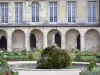 Meaux - Façade de l'ancien palais épiscopal et jardin Bossuet (jardin à la française de l'ancien évêché) avec rocher du bassin d'eau et parterres de fleurs