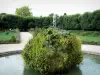 Meaux - Jardin Bossuet (jardín francés del antiguo obispado): rock recipiente con agua, camas de flores, y árboles de lima (los árboles)