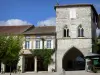 Monflanquin - Bastide médiévale : maison du Prince Noir avec ses baies géminées, et place des Arcades