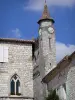 Monflanquin - Bastide médiévale : baie géminée de la maison du Prince Noir et clocher de l'église Saint-André