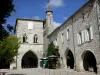 Monflanquin - Bastide médiévale : maisons de la place des Arcades, dont celle du Prince Noir, et clocher de l'église Saint-André