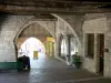 Monflanquin - Bastide médiévale : sous les arcades