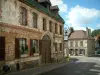 Montreuil-sur-Mer - Altes Wohnhaus aus Backstein, Häuser der Stadt, Wolken im Himmel