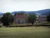 Paisajes de Borgoña del Sur - Castillo, prados, árboles y colinas