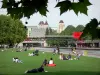 Parque da Villette - Pausa relaxante no gramado à beira do canal Ourcq; Grands Moulins de Pantin em segundo plano