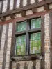 Parthenay - Bifora di una casa con pareti di legno della strada dal Vau Saint-Jacques