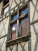 Parthenay - Windows di una città casa in legno e muratura medievale di