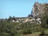 Paysages de l'Ariège - Village de Roquefixade entouré d'arbres et situé au pied du château cathare de Roquefixade (vestiges) perché sur son piton rocheux (pog)