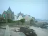 Piriac-sur-Mer - Häuser des Badeorts, Sandstrand und Algen