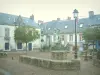 Piriac-sur-Mer - Platz des Dorfes (Badeort) mit Brunnen, Strassenleuchte, Bäume und Häuser