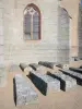 Quarré-les-Tombes - Sarcofagi merovingi ai piedi della chiesa di Saint-Georges