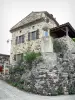 Rochemaure - Facciata di una casa in pietra e la statua di S. Marta