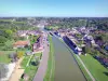 Rogny-les-Sept-Écluses - Blick auf den Kanal von Briare und die Häuser des Dorfes Rogny-les-Sept-Écluses