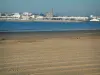 Royan - Plage de sable, mer (confluent de l'estuaire de la Gironde et de l'océan Atlantique), port, église Notre-Dame, maisons et immeubles de la station balnéaire