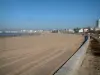 Royan - Plage de sable (la Grande Conche), maisons (villas) et immeubles de la station balnéaire