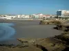 Royan - Conche de Pontaillac, rochers, plage de sable, immeubles et maisons de la station balnéaire