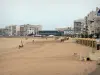 Les Sables-d'Olonne - Plage de sable et immeubles de la station balnéaire