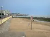 Les Sables-d'Olonne - Plage de sable, rochers, promenade, immeubles et maisons de la station balnéaire