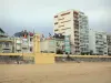 Les Sables-d'Olonne - Plage de sable, horloge (tour), drapeaux, maisons et immeubles de la station balnéaire