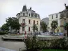 Les Sables-d'Olonne - Place agrémentée d'une fontaine et de rosiers (roses), maisons du centre ville