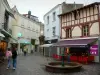 Les Sables-d'Olonne - Fontaine, terrasse de café, boutiques et maisons du centre ville
