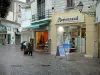 Les Sables-d'Olonne - Rue commerçante du centre ville avec ses maisons et ses magasins