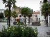 Les Sables-d'Olonne - Place agrémentée de rosiers (roses), de palmiers et de bancs, et maisons du centre ville
