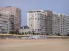 Les Sables-d'Olonne - Plage de sable, maisons et immeubles de la station balnéaire