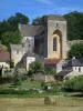 Saint-Amand-de-Coly - Igreja da abadia fortificada, casas da aldeia, fardo de palha em um campo e árvores, em preto Perigord