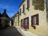 Saint-Amand-de-Coly - Rua estreita da vila e suas casas de pedra, em preto Perigord