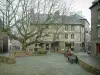 Saint-Brieuc - Petite place pavée, avec un arbre, bordée de maisons anciennes à colombages