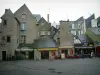 Saint-Brieuc - Place pavée bordée de maisons et terrasses de cafés