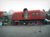 Saint-Brieuc - Place pavée avec un bâtiment moderne de couleur rouge