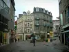 Saint-Brieuc - Rue bordée de maisons et commerces