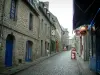 Saint-Brieuc - Ruelle pavée bordée de maisons en pierre et de restaurants